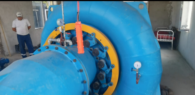 効率 水タービン 室内/室外 空気/水冷却 220V~690V 200kw~20mw 電力出力