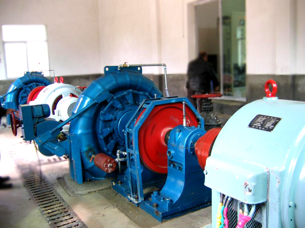 スタッドレスタイヤ 400V - 10kV ウォーターヘッド用電圧 20m - 300M の垂直フランシスタービン発電機