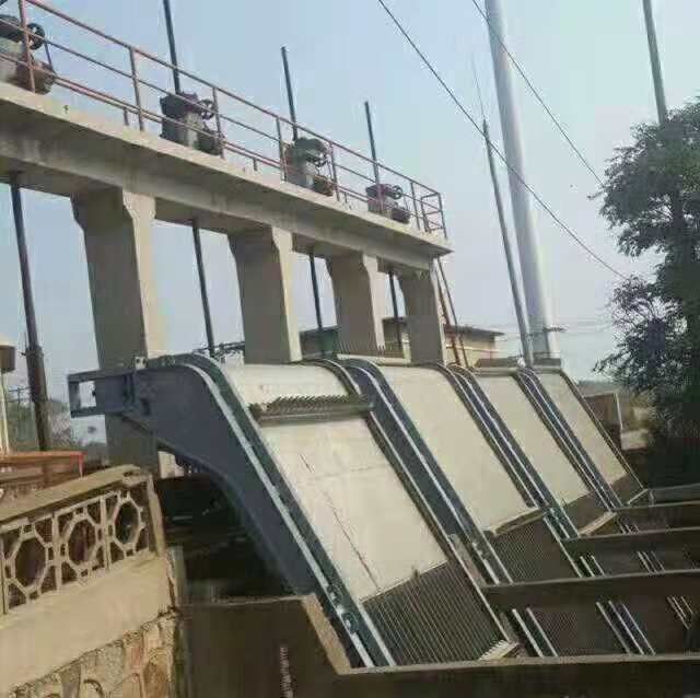 産業用清掃機 0.5〜3メートルラック幅 互換性 自動または手動制御のための高強度鋼腐食耐性部品