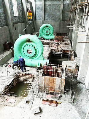パワー垂直水タービン発電機 200KW-20MW 自動制御 カスタマイズされた色